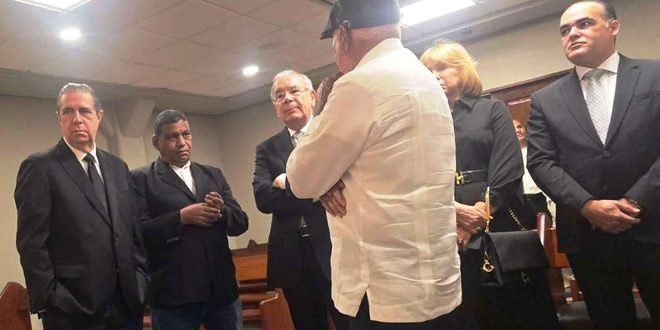 Francisco Javier García expresa condolencias al ex senador Eddy Mateo por fallecimiento de su hijo