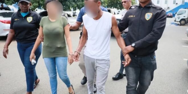 Policía apresa a pareja acusada de la muerte de niña de 7 años víctima de maltrato en Los Guandules