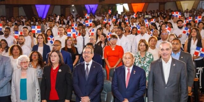 Abinader a 1,500 becarios internacionales: “El país necesita buenos profesionales, pero sobre todo buenas personas”