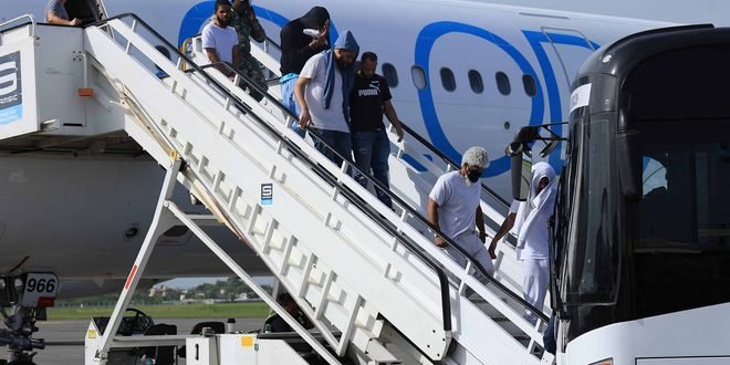 Un vuelo procedente de un centro de deportación de ICE aterriza en la Base Aérea de San Isidro