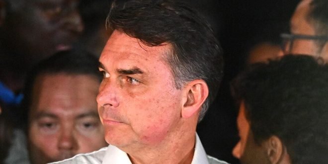 El misterioso éxodo de Flávio Bolsonaro hacia Estados Unidos enciende las alarmas en Brasil