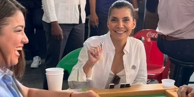 Entre dominó, música y baile: la embajadora Leah Campos comparte con la comunidad de La Vega
