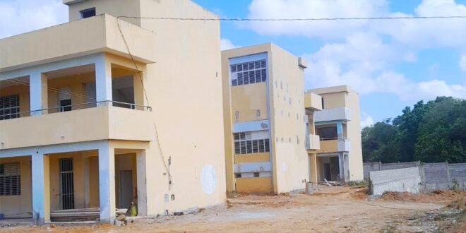 Promesas en el olvido: Escuela de Urbanización Balbi sigue paralizada tras 12 años de ser sorteada por el MINERD