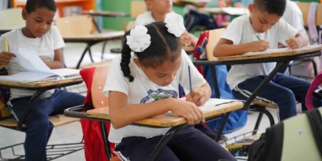 Año escolar 2025-2026 inicia con 2.6 millones de estudiantes y un despliegue nacional