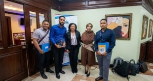 Estudiantes de la UAPA ganan premio nacional de emprendimiento con proyecto basado en IA para frenar la deserción escolar