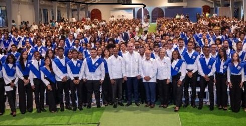 Abinader entrega cañada saneada en Los Girasoles y encabeza graduación en Loyola
