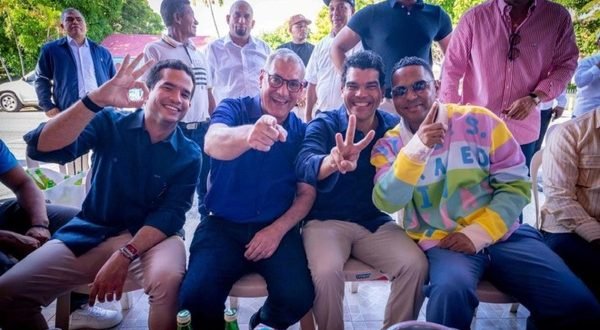 Embajadora USA comparte con Gonzalo, Arnaud, Omar y Alofoke