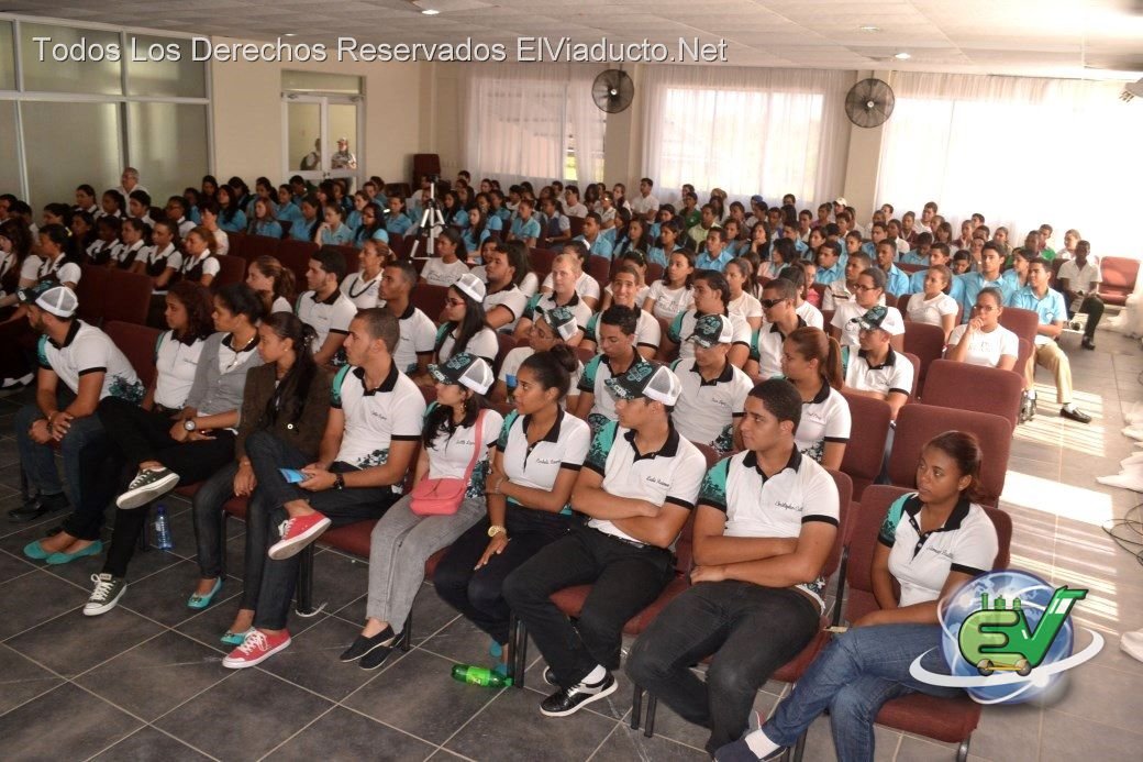 Jóvenes presentes en la charla