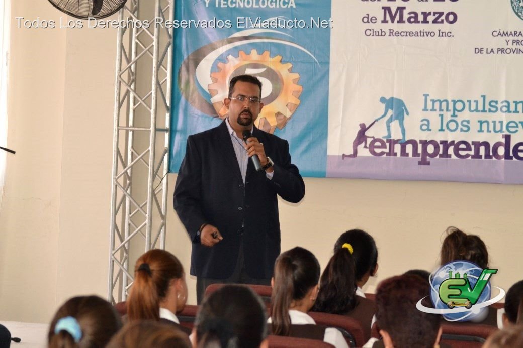 charla a jóvenes de término del bachillerato, sobre cómo ser Emprendedor en todo lo que hagas