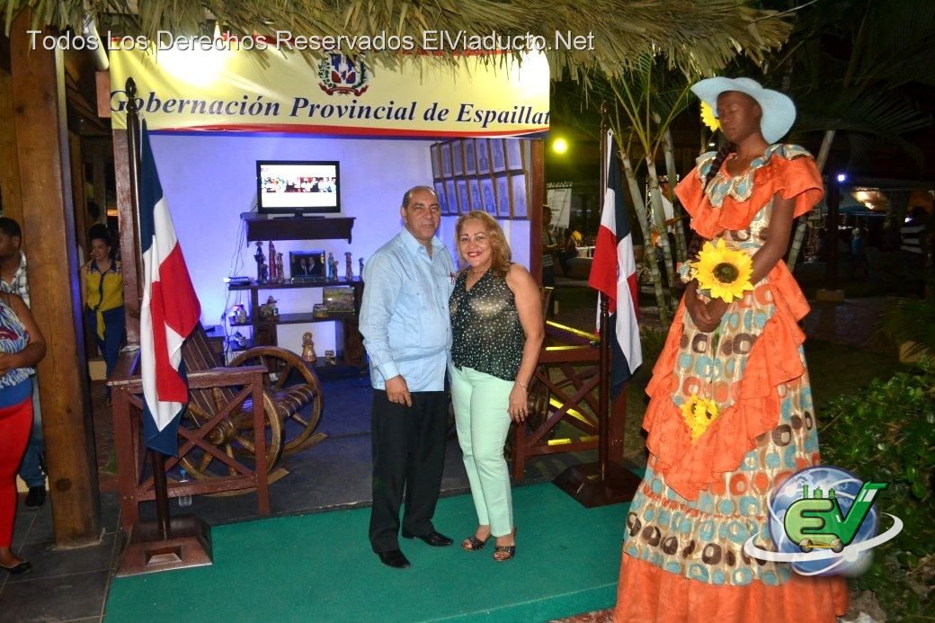 El gobernador y esposa en el staff de la Gobernación Provincial de Espaillat, y la Muñeca sin Rostro Humana