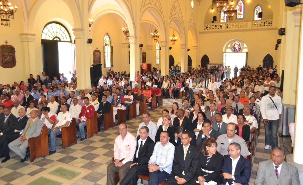 Autoridades y público en la misa solemne del Bicentenario de Duarte