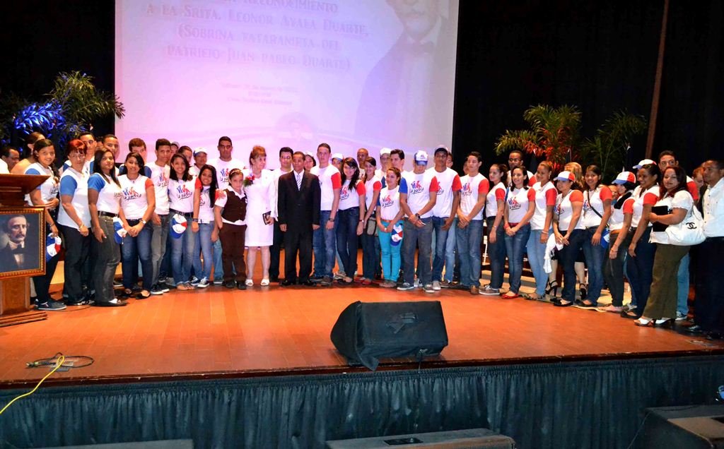 El senador José Rafael Vargas y Las Brigadas Duartianas junto a la señorita Leonor Ayala Duarte 