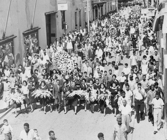 fotografía del entierro simbólico de los héroes de la gesta del 14 de junio de 1959.