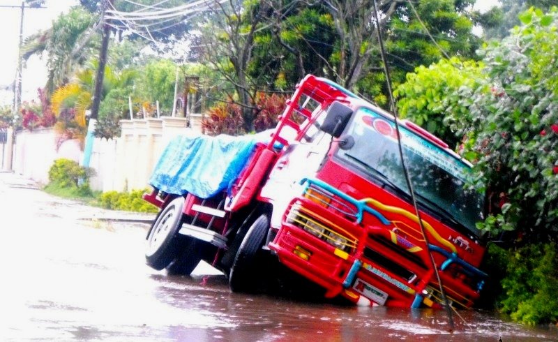 Camión volcado entre las aguas provocadas por fuertes lluvias en Juan López