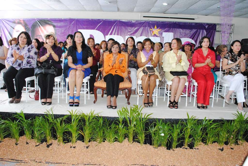 Costejo de Honor en actividad de mujeres peledeistas de Moca recibiendo a la Licenciada Candy Montilla de Medina