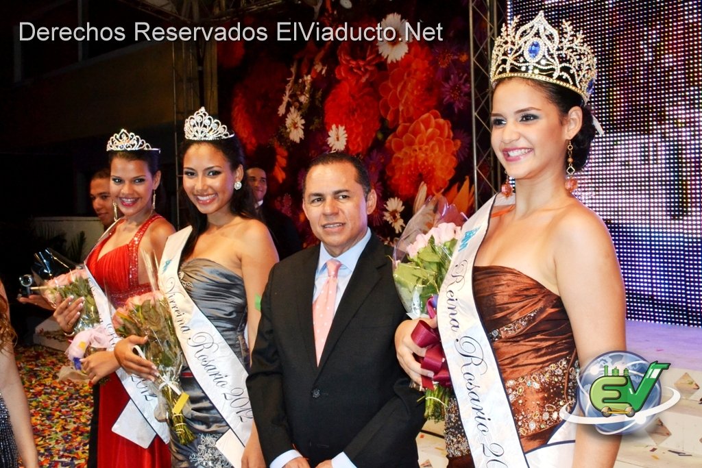 Remberto Cruz con la Reina, Vi Reina, y Princesa de las Patronales Rosario 2012