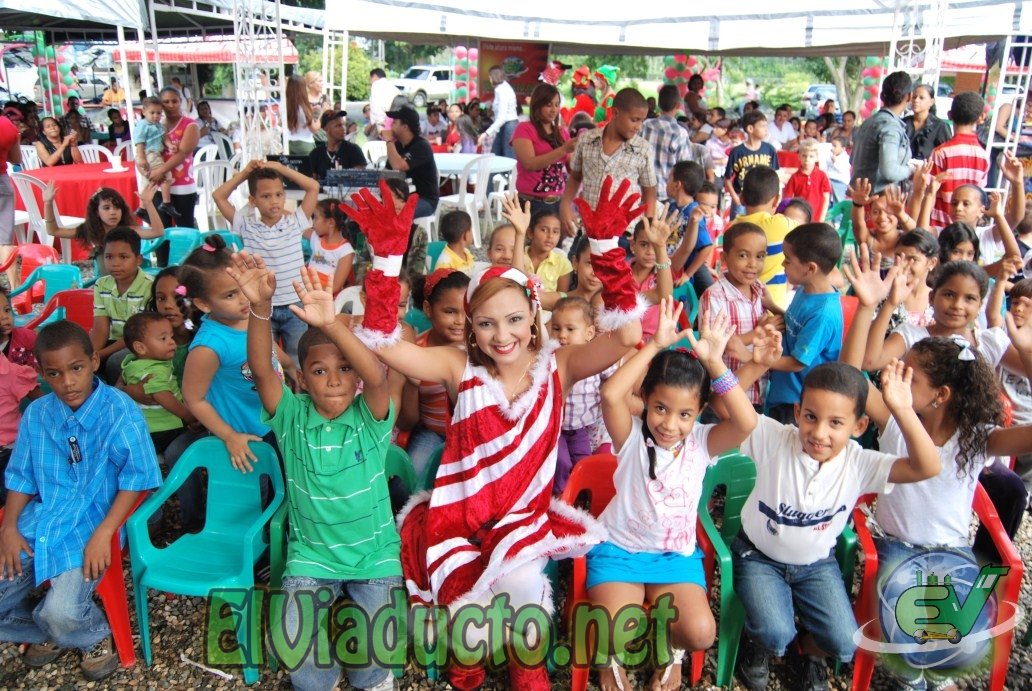 Publico de niños entre Rossy Jerez